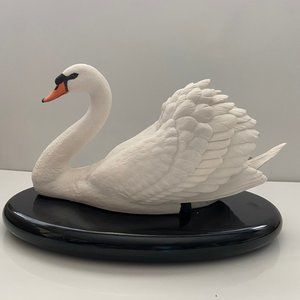 Franklin Mint Royal Swan Bisque 1986 Ronald Van Ruyckevelt w/Base